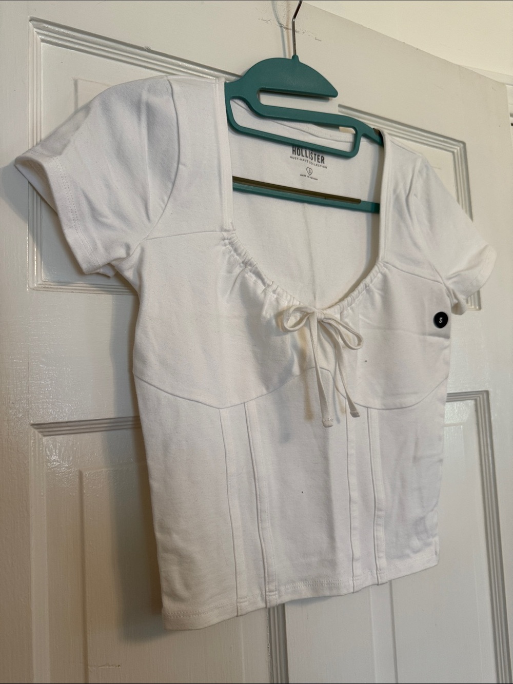 Hollister White Scoop-Neck Tie-Front Cropped Top - Picture 3 of 7